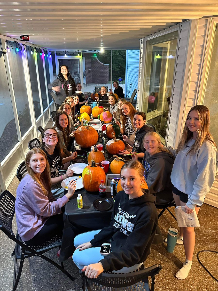 LoogooteeVball's tweet image. USA Practice!! 🇺🇸 

Thank you to the Courter’s for hosting dinner &amp;amp; pumpkin painting tonight, as well as underclassmen parents &amp;amp; Goldman’s for sides &amp;amp; desserts! #SectionalWeek 🖤💛🏐