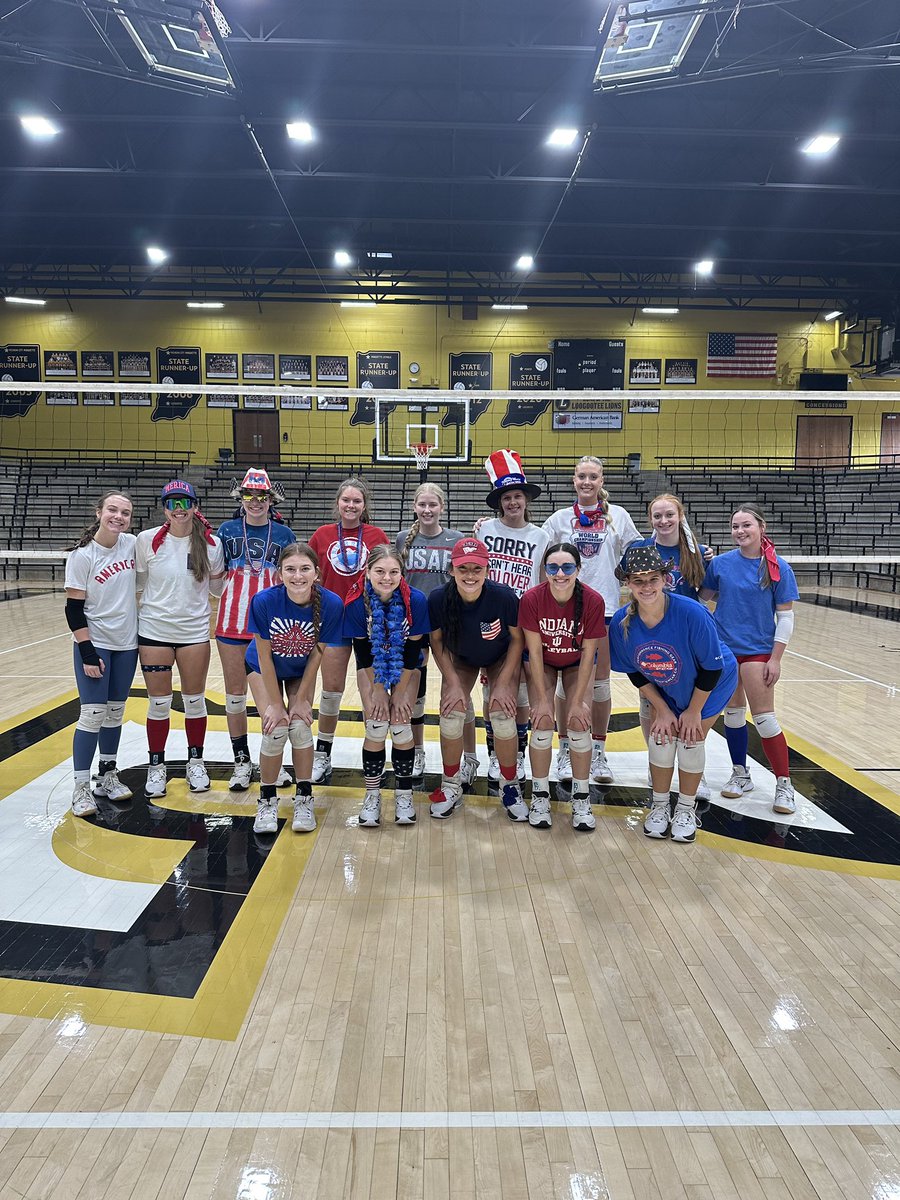 LoogooteeVball's tweet image. USA Practice!! 🇺🇸 

Thank you to the Courter’s for hosting dinner &amp;amp; pumpkin painting tonight, as well as underclassmen parents &amp;amp; Goldman’s for sides &amp;amp; desserts! #SectionalWeek 🖤💛🏐