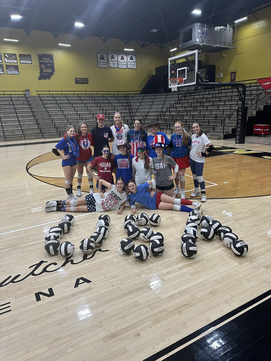 LoogooteeVball's tweet image. USA Practice!! 🇺🇸 

Thank you to the Courter’s for hosting dinner &amp;amp; pumpkin painting tonight, as well as underclassmen parents &amp;amp; Goldman’s for sides &amp;amp; desserts! #SectionalWeek 🖤💛🏐