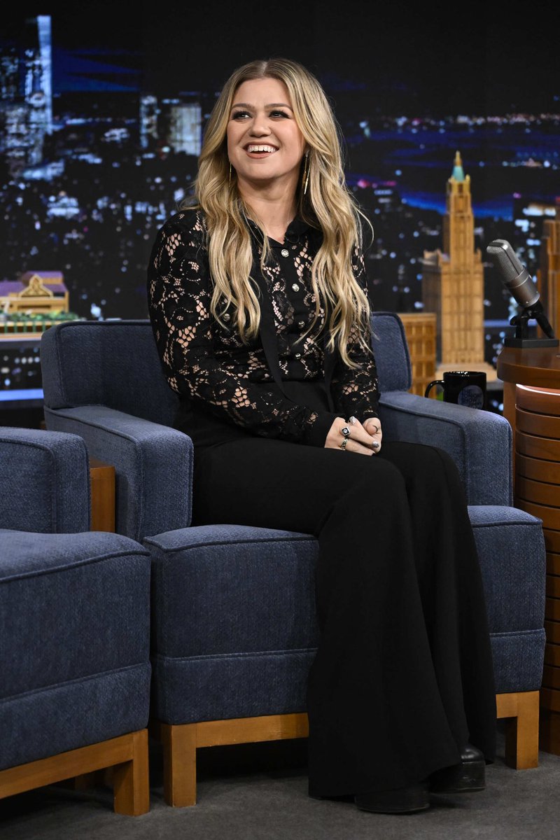 kellyclarkson's tweet photo. I always have such a good time with you @jimmyfallon @fallontonight!

📸: @toddowyoung https://t.co/l4NUFJkgMJ
