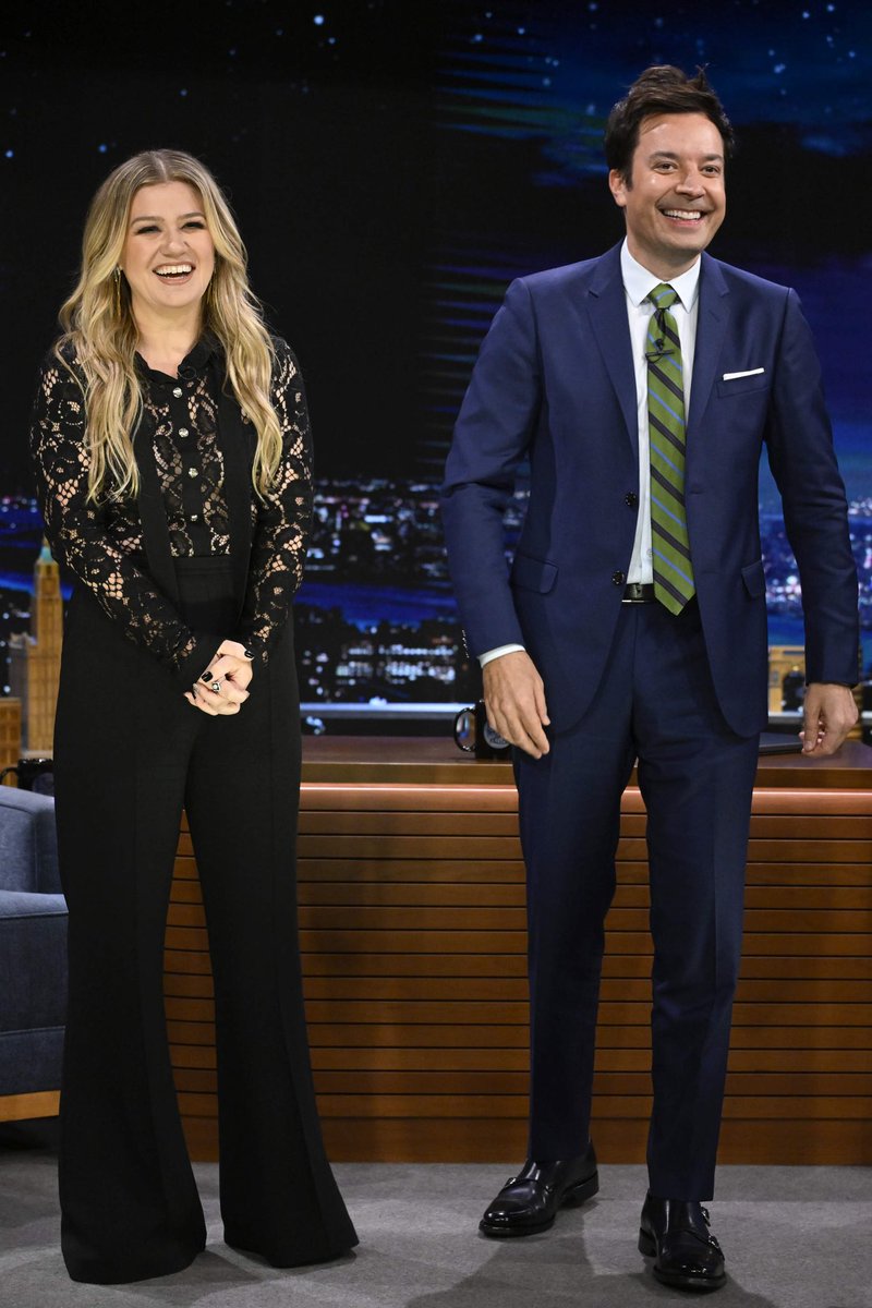 kellyclarkson's tweet photo. I always have such a good time with you @jimmyfallon @fallontonight!

📸: @toddowyoung https://t.co/l4NUFJkgMJ