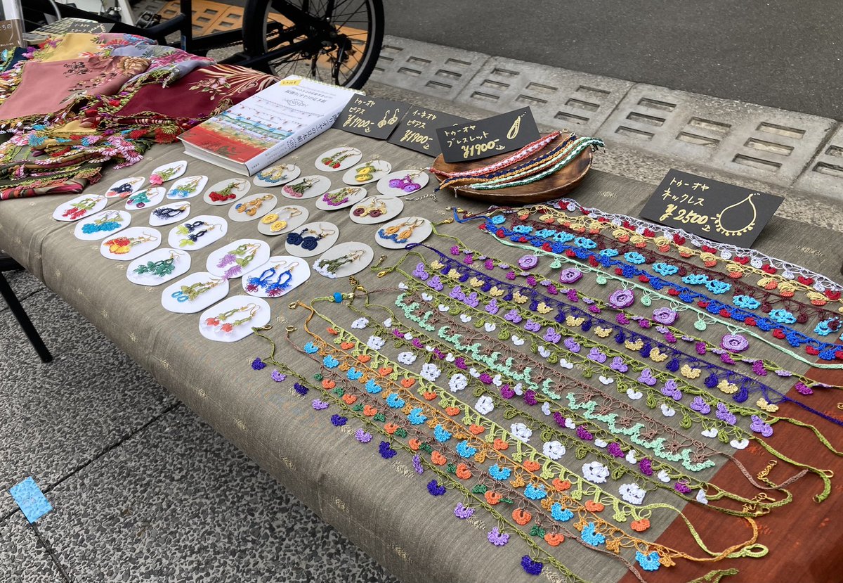 #あいそめ市

なんとかスタートできました。

お隣は、「藍と染のこと」さんと、デジタル（！）の似顔絵屋さんです。

目の前は紙芝居劇場です。たんたたたーん！

だんだんとにぎわってきています。

根津・藍染大通りで16時までやってます。

お待ちしてます♪