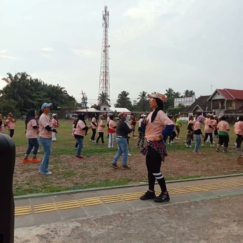 Senam sehat bersama emak-emak Desa Malapari🤗🤗

#makganjarjambi 
#ganjarforpresident2024 #ganjarpranowo 
#ganjarpresidenku 
#ganjarpresiden2024