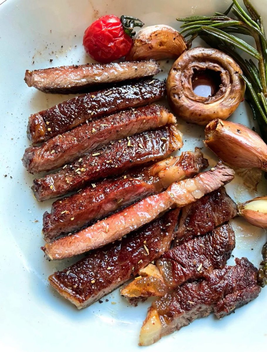 Leisis21's tweet photo. The quality of beef raw materials is very important, and cooking skills are an important weapon in determining the final taste. The results of a kitchen novice https://t.co/3RPSQ2npAC