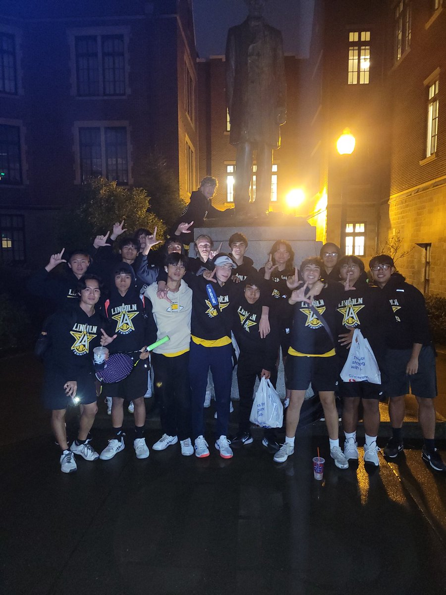 ABENATIONNGUYEN's tweet photo. The Abes managed to beat the rain and Spanaway Lake on their senior night!! It was a hard fought 3-2 win for Abes' 7th straight win! #Abestennis https://t.co/1T2ZNeA7ax