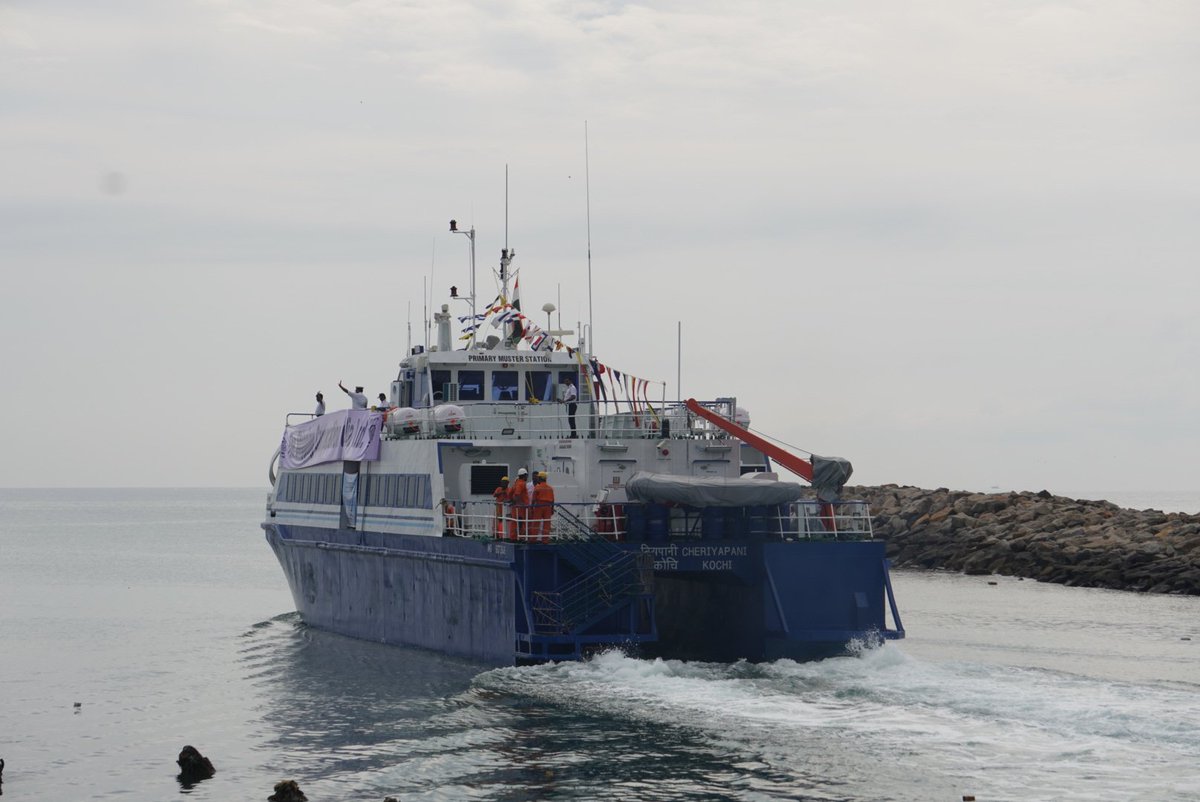 nscwrites's tweet photo. Union Shipping Minister @sarbanandsonwal , TN PWD Minister @evvelu flagging off the resumption of ferry service between #Nagapattinam in #TamilNadu and #Kankesanthurai in the northern province of #SriLanka on Saturday.
@THChennai @the_hindu https://t.co/FHIaJ8Ke7Z