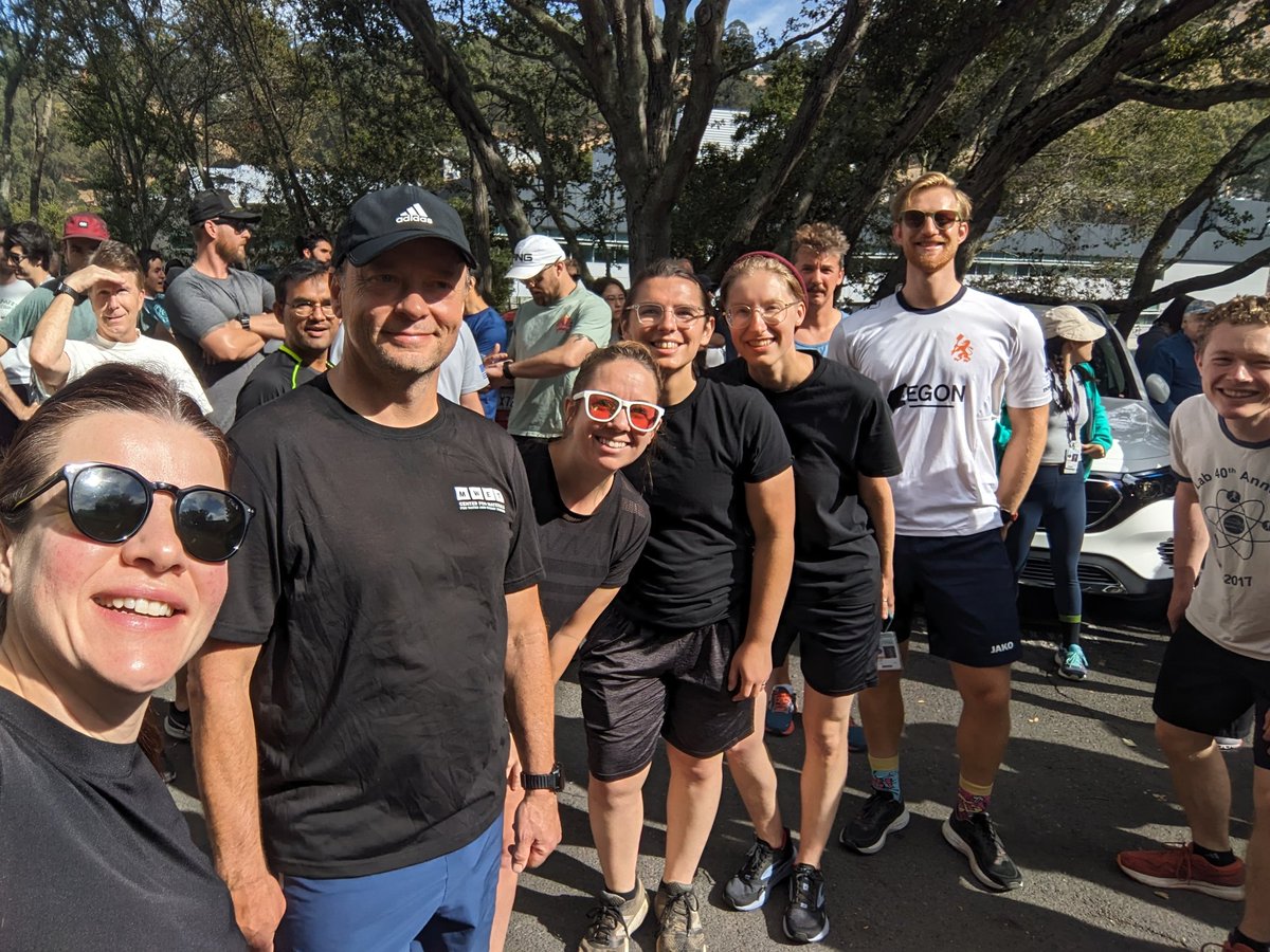 (some of) The @advlightsource running club got the wear black memo for the @BerkeleyLab 45th annual Runaround this year 😎🖤🏴🎱🕷️ #earlyhalloween