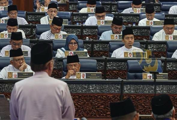 harakakdailyHD's tweet photo. Semua Ahli Parlimen Perikatan Nasional hadir mendengar Ucapan Belanjawan 2024 oleh PMX dengan mengenakan pakaian serba putih kecuali YB Marang yang menyarung pakaian halimunan. https://t.co/ZWUoKZqXMy