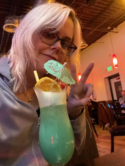 went axe throwing and got a yummy drink https://t.co/8ffSPEzGMQ