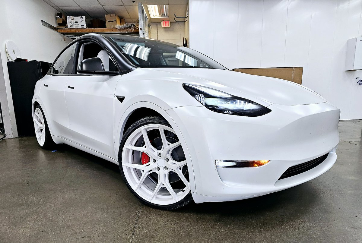 Modified model Y with paint matched black trim and 22'Vossen HF5's.
@FthePump1 @TheBlakeCheck @elonmusk @vossenwheels