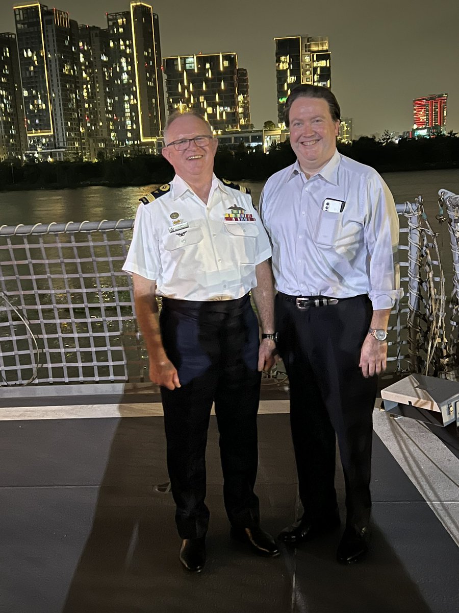 Air Commodore Tony McCormack and Ambassador Marc Knapper last served together in Seoul, Korea. #DefenceDiplomacy has a way of bringing people together. 🇦🇺 🇺🇸