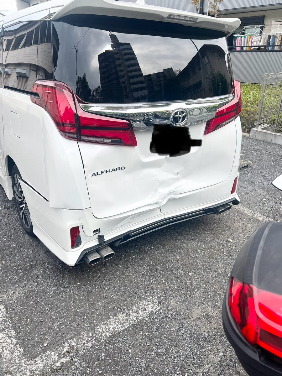 lunox042's tweet photo. 嫁信号待ちで玉突き事故に巻き込まれる
うちは3台中の先頭
真ん中の車は保険加入者
突っ込んできた1番後ろは無保険🤯

めんどくさいことになりそうだ😭 https://t.co/yQ7OfIMVY7