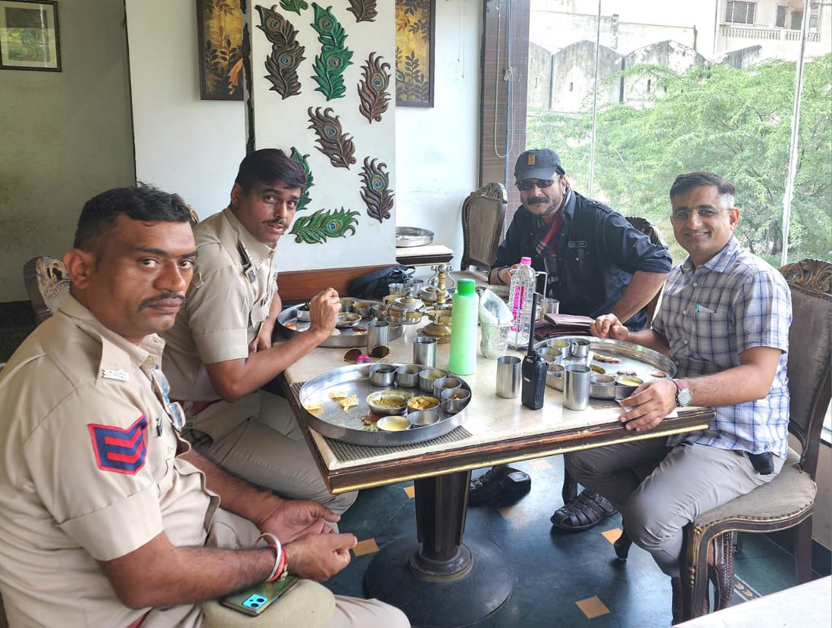 बड़े भ्राता बॉलीवुड की नामचीन शख़्सियत <a href="/milindgunaji/">Milind Gunaji</a> अपने व्यस्त शेड्यूल से समय निकालकर थाने पे मिलने  
पधारे  इस दौरान उन्होंने प्रतापनगर थाने के सभी स्टाफ़ के साथ समय बिताया और राजस्थान पुलिस के काम की तारीफ़ की <a href="/PoliceRajasthan/">Rajasthan Police</a> <a href="/IgpUdaipur/">Udaipur Range Police</a> 
#RajasthanPolice