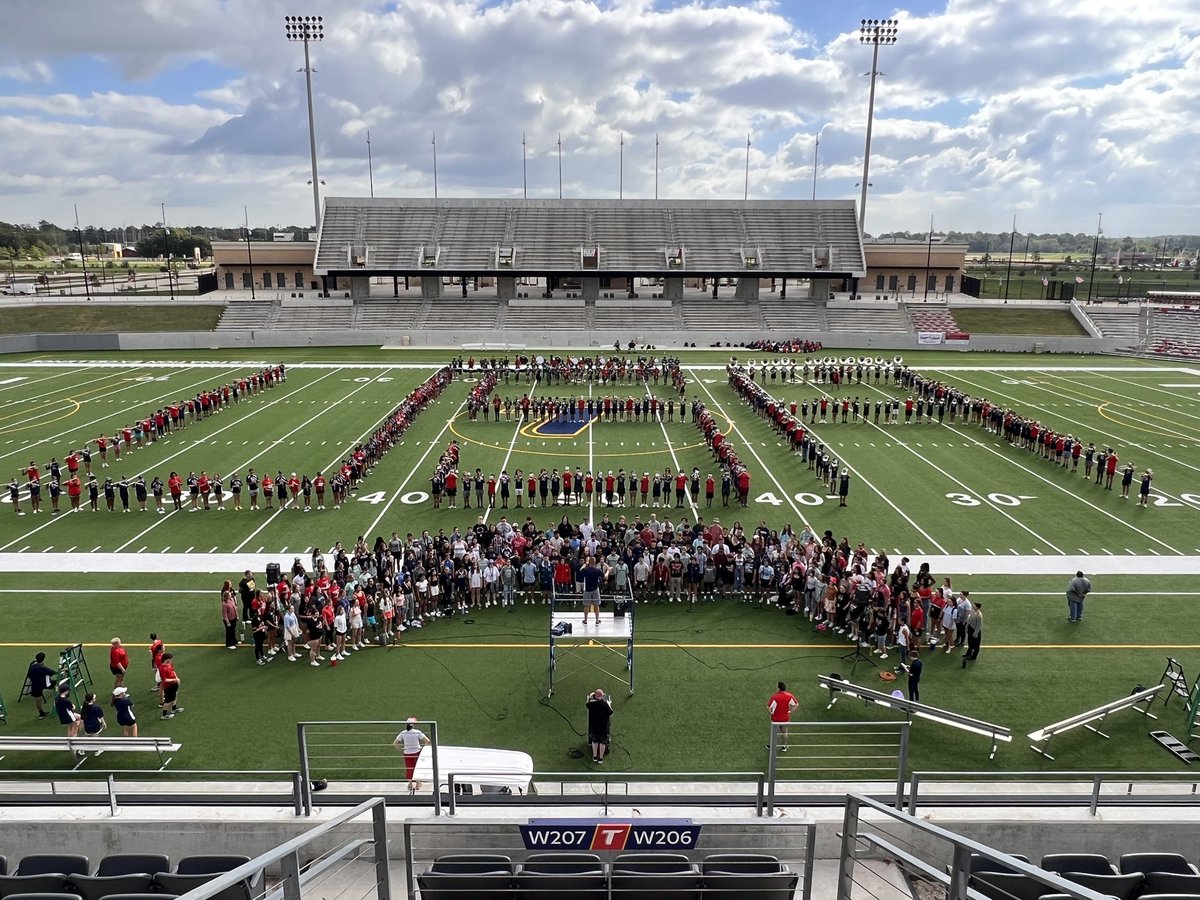 TheTMHSChoir's tweet photo. What an outstanding patriotic show! A great night to be in Tomball ISD! @FineArtsTomball @TISDTMHS https://t.co/iVRrnLYtkK