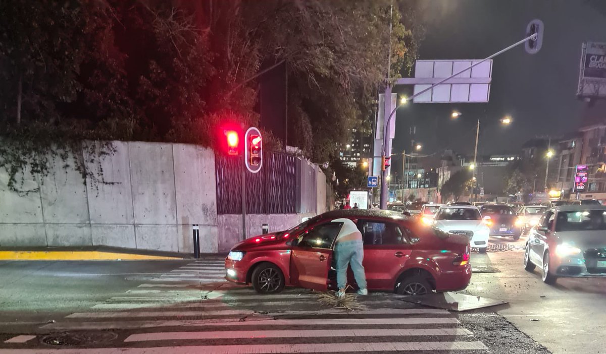 gridet's tweet image. Otra vez la coladera de Mayorazgo Higuera y Av Universidad, Col Xoco, en lugar de colocar una tapa a la medida pusieron una placa de metal que esto fue lo que provocó@BJAlcaldia @LaSEMOVI @SOBSECDMX