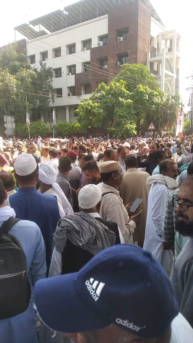 UstadSays's tweet photo. اگر سکولز پرائیویٹ نہیں ہورہے تو
محسن نقوی خود اسکی واضح تردید کیوں نہیں کر رہا؟
وہ کیوں ایک مخصوص NGO کو بڑے سکول دینے پر تلا اور کن شرائط پر دے رہا؟
وہ ٹرمز اینڈ کنڈیشن عوام کے سامنے کیوں نہیں لائی جا رہیں؟
#اگیگا_قائدین_رہا_کرو
#LahoreProtest #استاد_کو_عزت_دو https://t.co/epn7G4JT10