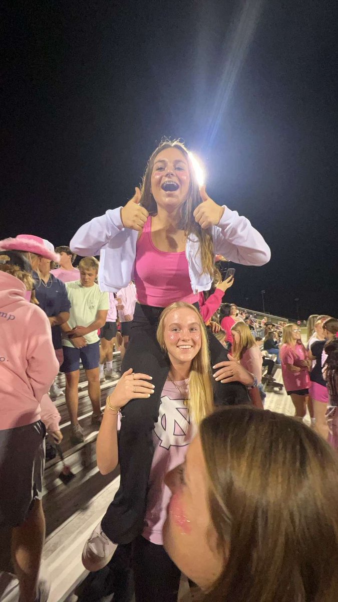 izzysholar12's tweet photo. Love enjoying football games with my teammates #cleveland #gorams #clevelandhigh #nc https://t.co/b5BckC6CdY