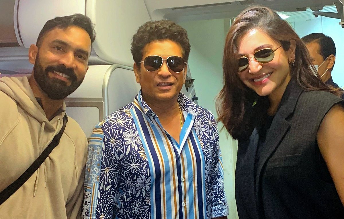 mufaddal_vohra's tweet photo. Dinesh Karthik with Sachin Tendulkar and Anushka Sharma. https://t.co/sGL3zuwKmA