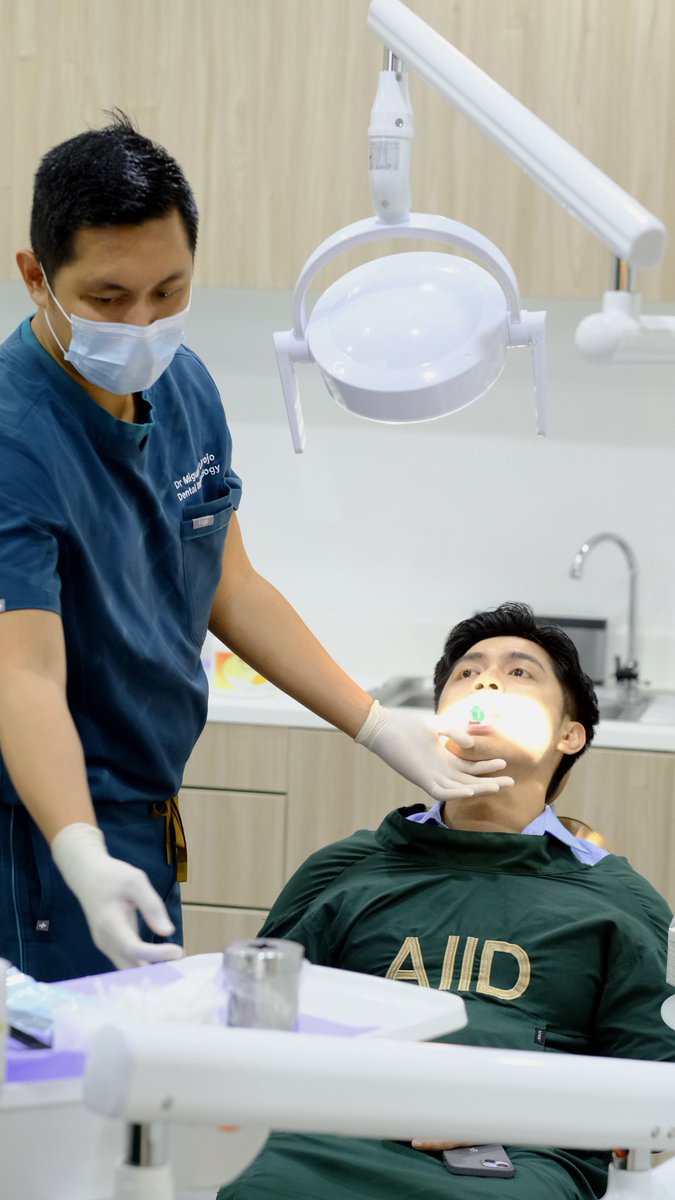 rojtirona's tweet photo. my dentist in action β¨ ok, let's get that perfect smile #TheAIIDTouch https://t.co/M4ecGWYvxQ
