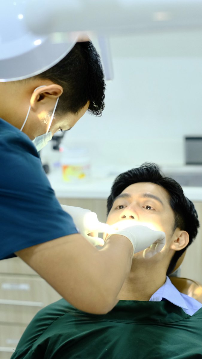 rojtirona's tweet photo. my dentist in action β¨ ok, let's get that perfect smile #TheAIIDTouch https://t.co/M4ecGWYvxQ