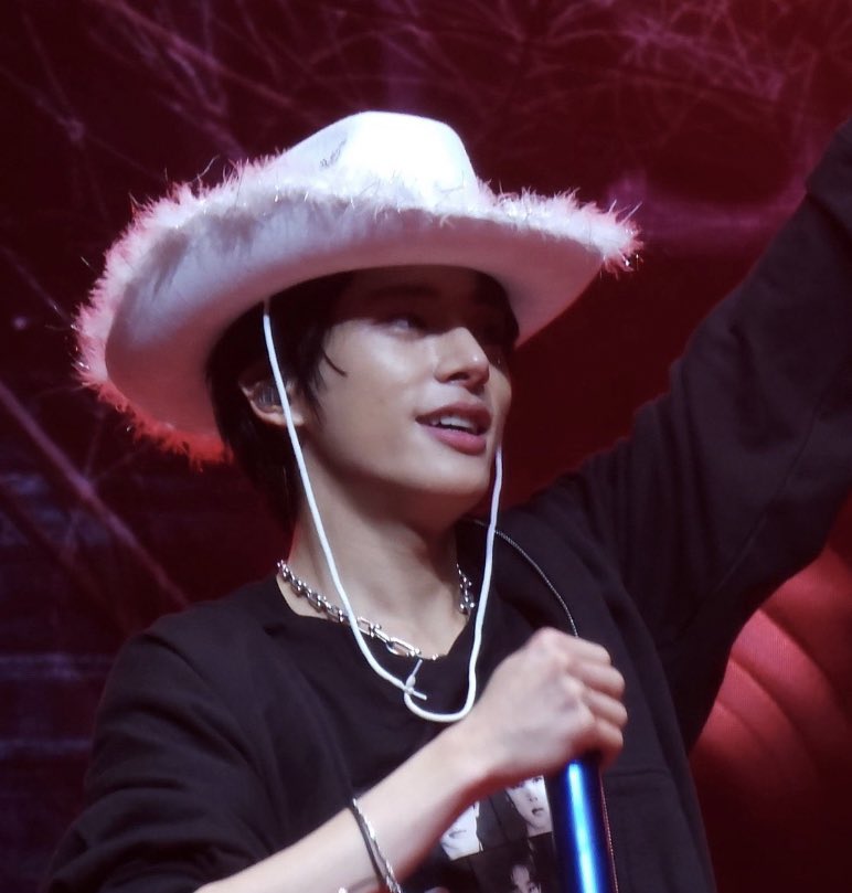 sjydaiIy's tweet photo. THE COWBOY HAT? #enhypen_jake https://t.co/R9RMxaTASj