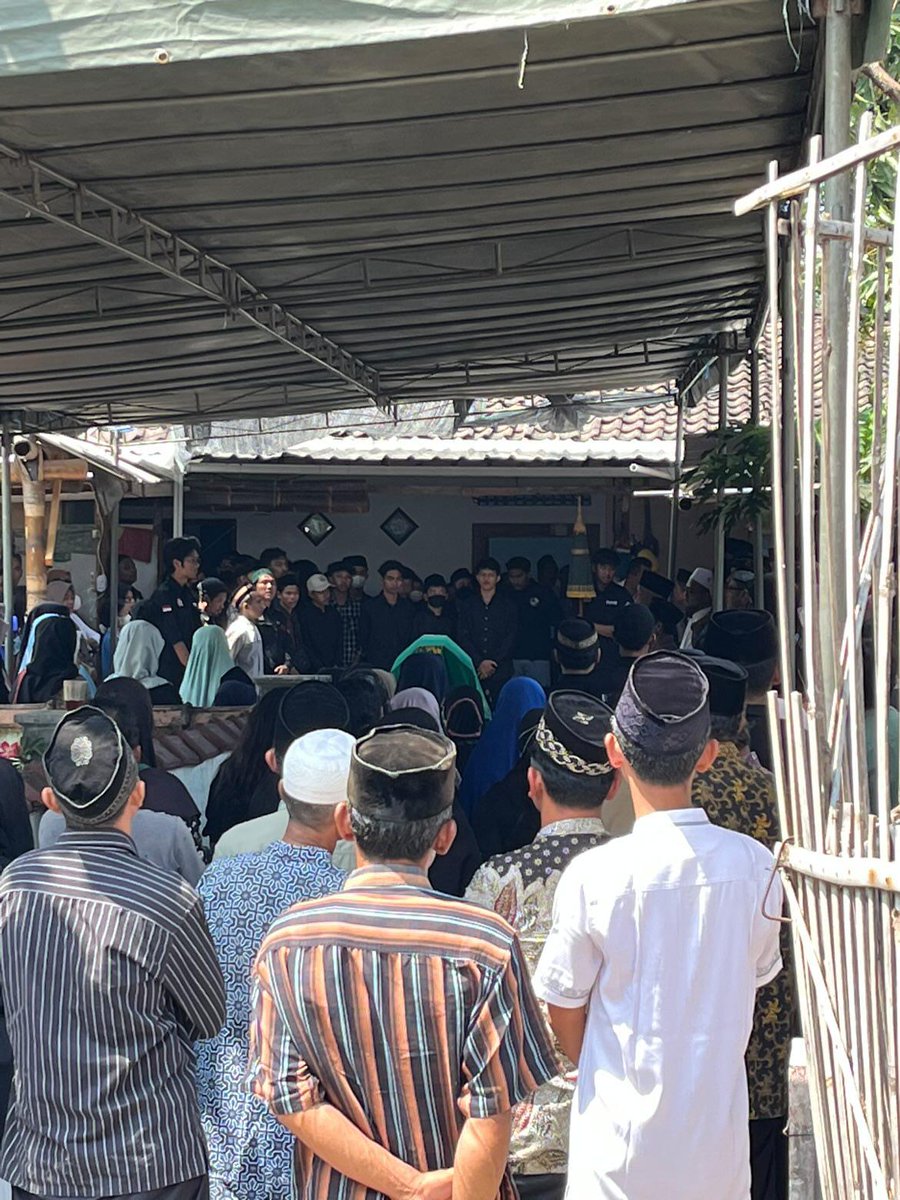 merapi_uncover's tweet photo. Prosesi pemberangkatan jenazah 1 dari 4 korban miras di bantul

+ 1korban selamat tapi dinyatakan buta

(k.pagi_arta ) https://t.co/XdCVNFA2rU