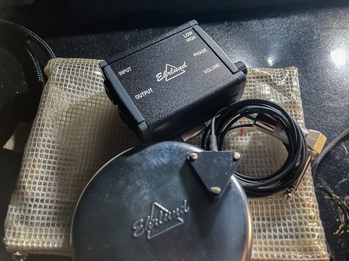 dhra_'s tweet photo. 昨日の公演の一幕。バンドの中にバイオリン2本。
これは完全にVoiceprint DI案件!
生鳴りのIR付加とライブイマーシブの定位が相まってオペしてる本人も
「ん?これもしかして生音じゃ無い…ですよね〜」
と思う位!ピックアップEhrlund EAPもいい仕事してくれました🙆♂️
#VoiceprintDI #dbSoundscape https://t.co/KYkYjvvdDc