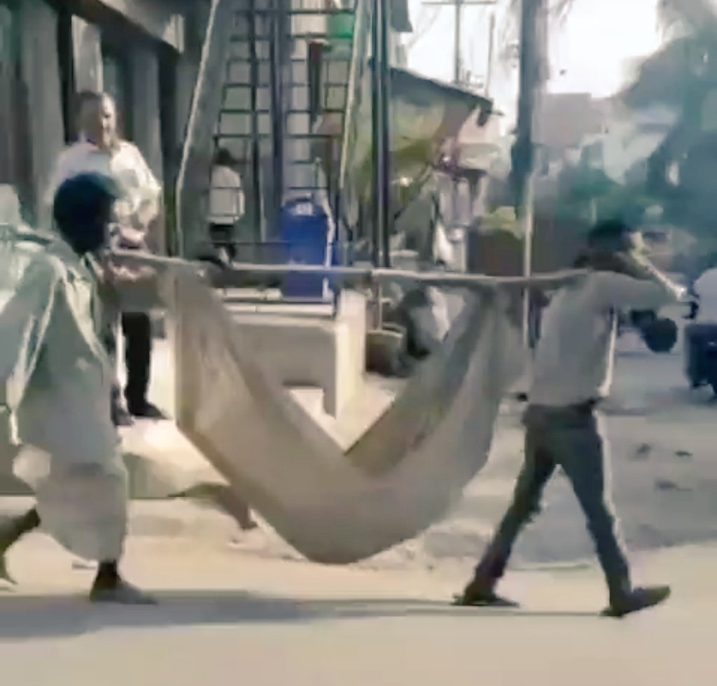 INCIndia's tweet image. यूपी के प्रयागराज में एक महिला की मौत हो गई। गरीब परिवार के पास पैसे न थे।

ऐसे में पिता और पति ने बांस में चादर बांधकर उसमें महिला का शव रखा और अंतिम संस्कार के लिए चल पड़े। 

ये तस्वीर देश में गरीबी का हाल बयां करती है। बताती है कि कैसे देश का बड़ा तबका गरीबी के दलदल में धंसता…