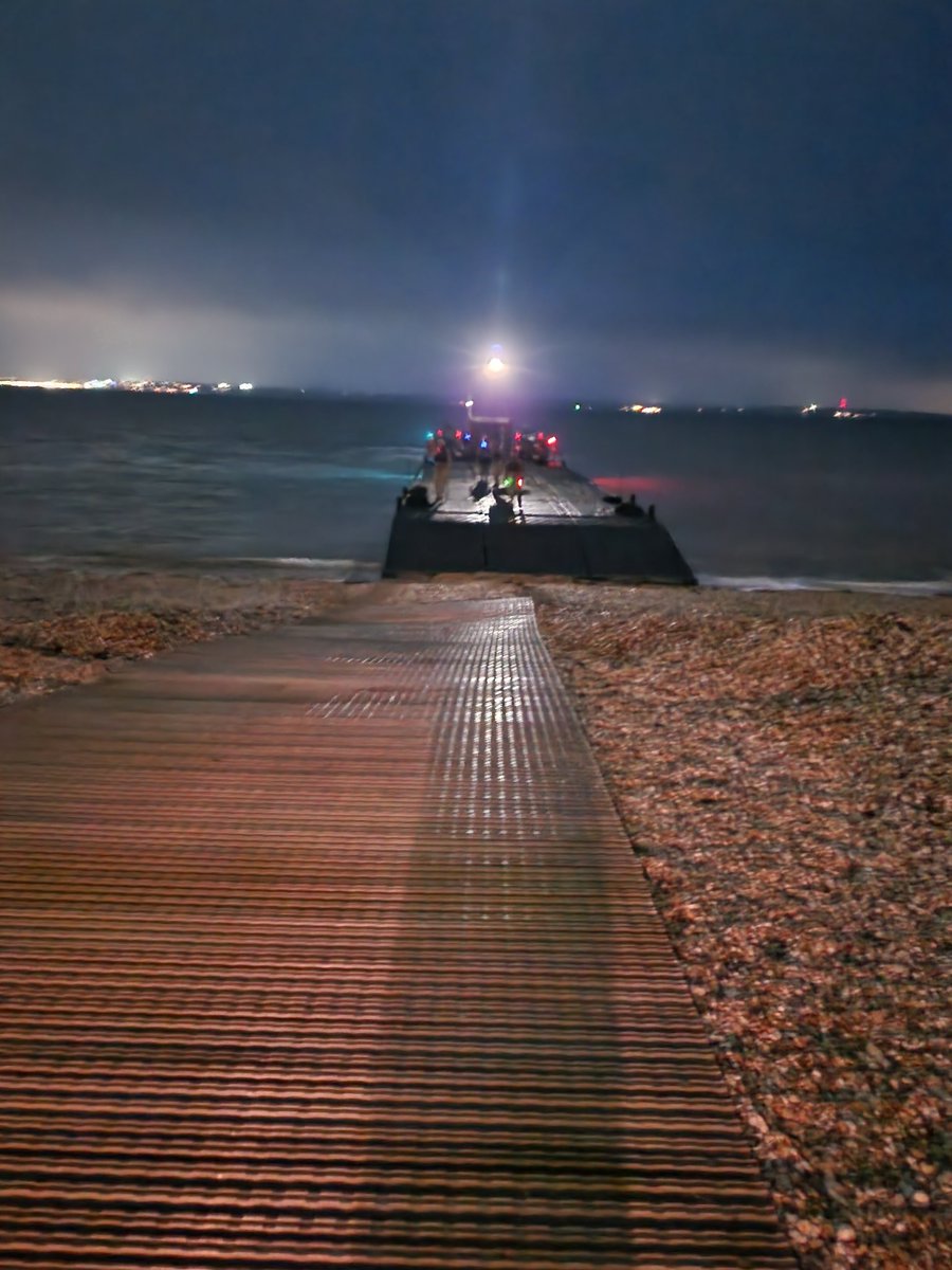 73_SQN_LSTW's tweet photo. Good luck to the 7 SP who passed their Class 3 Port Operator course. We wish them all the best as they embark on their careers at @17_RLC  photo taken on their last phase at Browndown Beach alongside the current ongoing Class 2 course. @CO_LSTW @RLCCorpsSM @UKArmyLogistics https://t.co/DgUi768Ljo