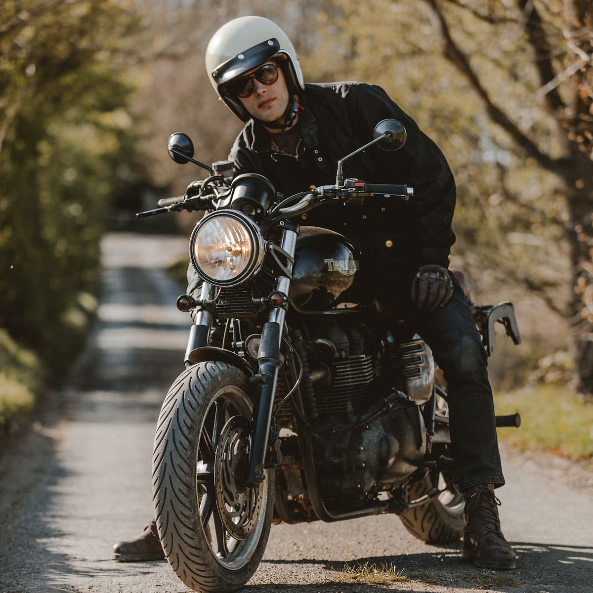 MichelinTyres's tweet photo. Autumn is well and truly here 🍂
📸 @dob.bs (IG)
#Michelin #MichelinMotorcycle #Autumn #AutumnVibes #MICHELINRoadClassic https://t.co/gtRassnXLT