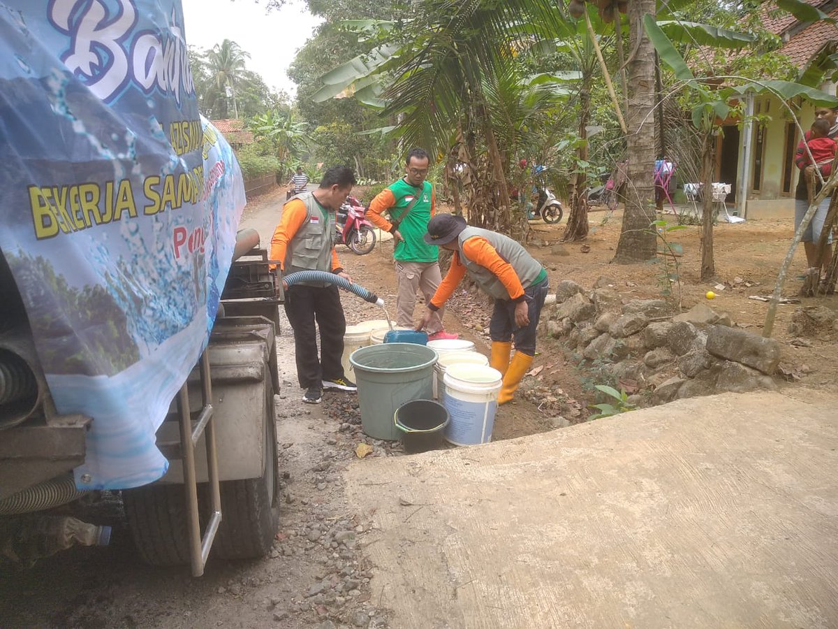 uwiewin's tweet photo. Alhamdulillah.... LAZISNU DAN LPBINU Banyumas bersama berbagi air bersih untuk saudara saudara kita di Banyumas yang dilanda kekeringan. 
@Ubaidullah_Sdq 
@muzamilmahmud 
@pwlpbinujateng 
@acehasan76 
@nucarelazisnu @bpbdjateng 
@fuaddminutes @azizwahid @Nieckma3 https://t.co/3F84gfVTqC