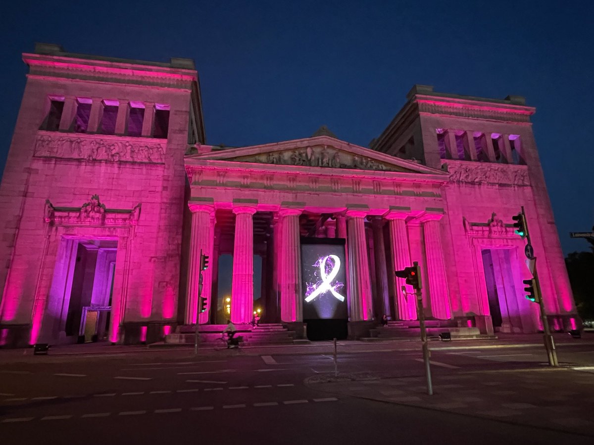 Baernfelserin's tweet photo. Propyläen in Pink, Königsplatz #München.
Die Lichtkunstaktion ist Teil der Brustkrebs-Kampagne des Unternehmens Estée Lauder https://t.co/Yat1l3MFP0