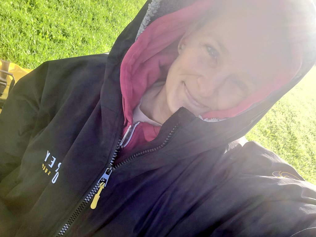 Running2staysa1's tweet photo. Colder out of the water than in this morning, first outing for the dry robe this season. Water temp 14Β°, air temp 9Β°. Crazy crazy current like a swimming treadmill. Perfect start to the weekend. #swimtounwind #wildswim #gettingcold https://t.co/IaQHBHridN