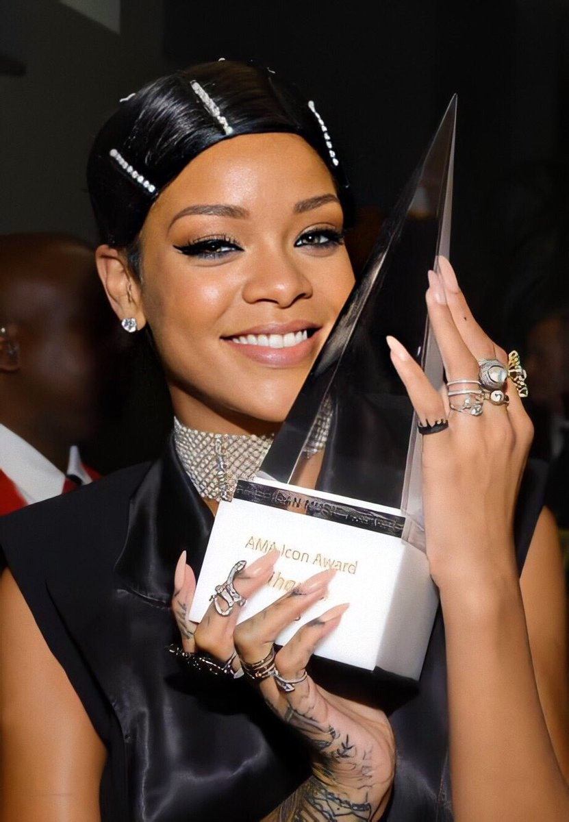 henkels1's tweet photo. 🔥 #hollywood #rihanna #singer #OSCARS #Oscars #sephoracanada  
Source: https://t.co/oR8H3dYcAf https://t.co/DzzJOd5fOZ