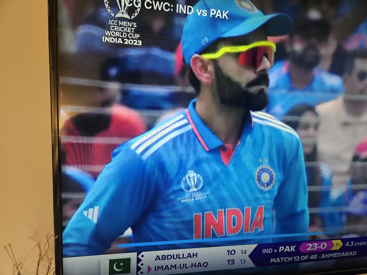 Subjiwaala's tweet photo. Looks like Virat Kohli is wearing the old jersey today. The new one has tri color shoulder stripes instead of white. #INDvsPAK https://t.co/YxZWWwCtdq
