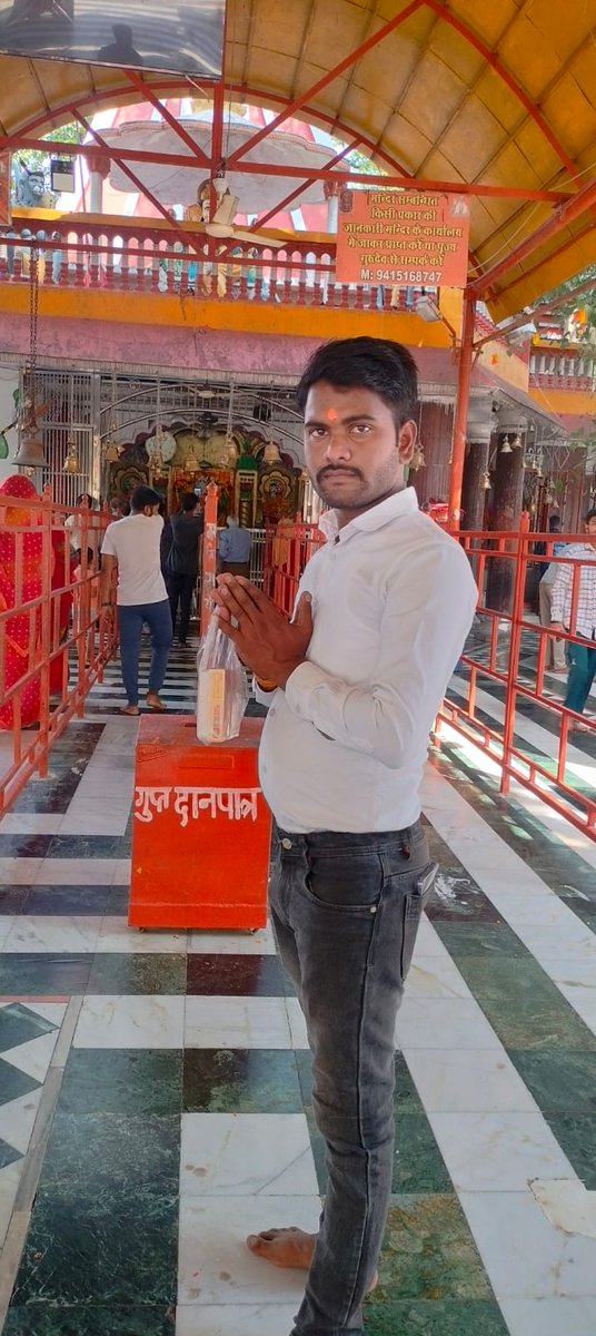 DeepuJhansi's tweet photo. अपने जन्मदिन की शुभ अवसर पर आज सखी के हनुमान जी के दर्शन कर आशीर्वाद प्राप्त हुआ🙏🙏🙏🙏🙏 https://t.co/vp7StO4Xzx