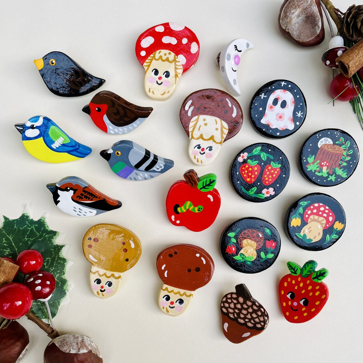 PipnaMadeThis's tweet photo. Morning! A little selection of my clay pins I’ve been busy making. Adding to my Etsy shop this weekend. Finally feels like autumn 🍄🍁

#UKGiftHour #ukgiftam #smallbiz #giftideas #clay #shopsmall #AutumnVibes #CraftBizParty #etsyhandmade #stockingfillers #mushrooms https://t.co/d78TwTG88a