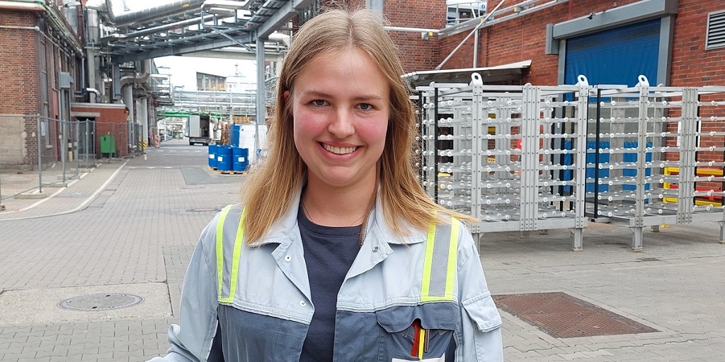 Gratulation! Unsere Auszubildende Lea wurde von der IHK Darmstadt zur landesbesten Chemikantin in Hessen gekürt. 2020 begann Lea ihre Ausbildung bei #Evonik. Nun plant sie eine Weiterbildung zur Industriemeisterin Chemie. ausbildung.evonik.de/?utm_source=tw… #PartofSomethingSpecial