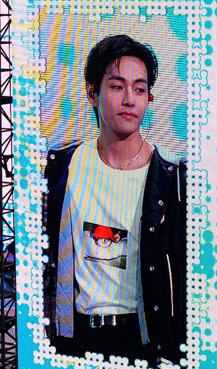 Taehyungimpact's tweet photo. OH MY GOD KIM TAEHYUNG WITH YEONTAN MERCH https://t.co/jEJzKBvMbq