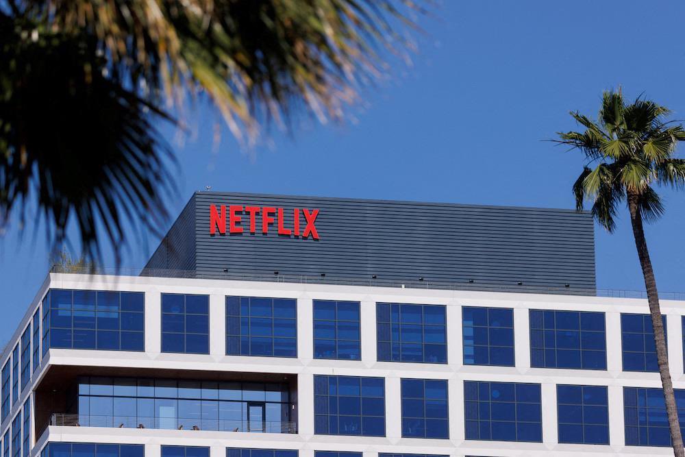 GossipRoomOff's tweet photo. 🚨 Netflix a annoncé une nouvelle qui va sans aucun doute ravir les abonnés de la plateforme. Et pour cause, le N rouge a annoncé l’implantation de magasins physiques dans le monde entier d'ici quelques années !

Ces magasins porteront le nom de "Netflix House" et seront de nouveaux lieux immersifs créés autour des séries de la plateforme, où les fans pourront faire des achats, manger et jouer à des jeux. Dans ces magasins, nous pourrons ainsi y retrouver des restaurants, des boutiques souvenirs mais aussi des spectacles. Une sorte de Disneyland made in Netflix !

Par ailleurs, le but premier de ces "Netflix House" sera de promouvoir les contenus de la plateforme de streaming. Par exemple, les repas proposés dans les restaurants seront inspirés des plats de séries et de films Netflix. Une chose est sûre, la plateforme sait mettre les petits plats dans les grands afin de fidéliser ses abonnés. Affaire à suivre... 🍿 (via MCE)