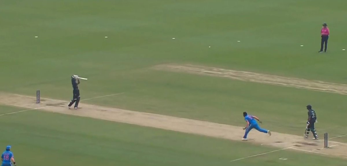 PakPassion's tweet photo. This is how you briefly silence a 130k crowd in India. Class from Abdullah Shafique

#INDvsPAK #IndiaVsPakistan #ICCCricketWorldCup23 https://t.co/6o8Hwt9DnR