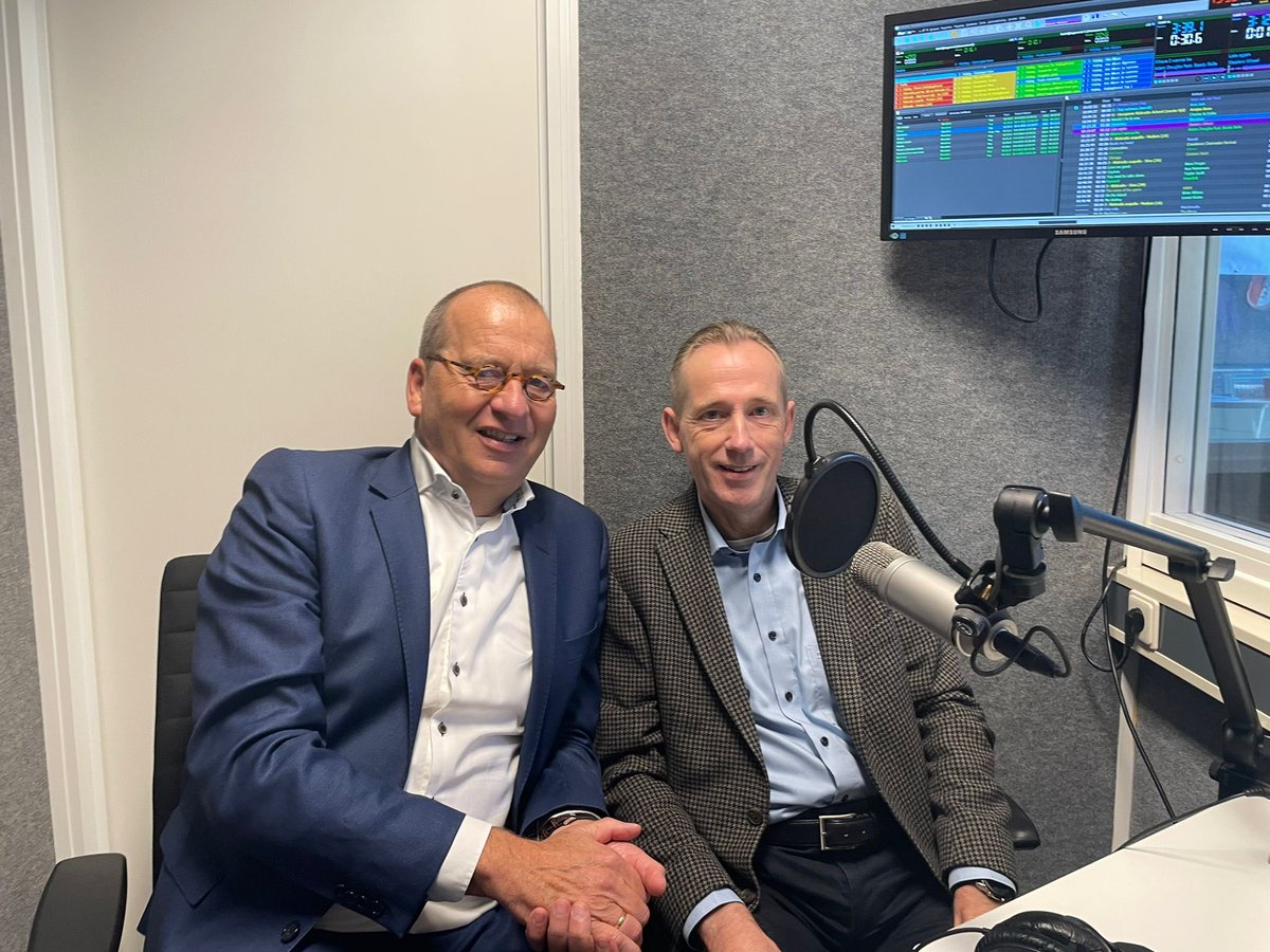 Samen het collega uit Alblasserdam: bgm Jan Willem Boersma op Klokradio het belang van lokale omroep benadrukt.