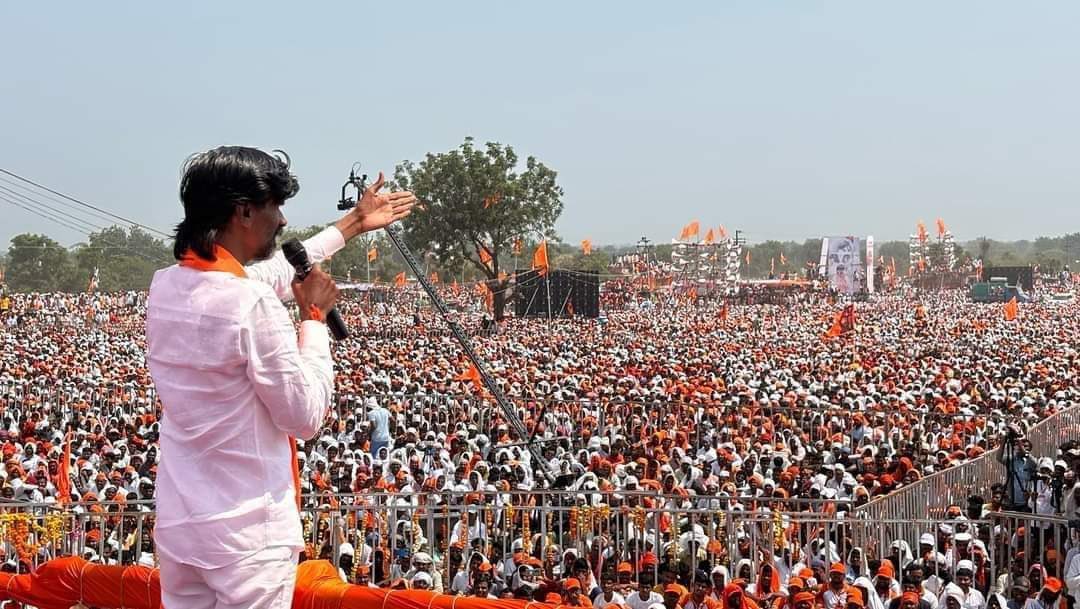 RRPSpeaks's tweet photo. अत्यंत पोटतिडकीने #मराठा आरक्षणाचा प्रश्न मांडणाऱ्या मनोज जरांगे-पाटलांनी आज लाखोंचा समाज आरक्षणासाठी एक करून दाखवला. त्यांच्या या #ऐतिहासिक सभेची दखल घेण्याऐवजी पेड ट्रोलर्सच्या माध्यमातून खोट्या तक्रारी करून जरांगे-पाटलांचे Facebook पेज बंद करणे, सभेच्या भागात नेटवर्क बंद करणे, आपल्या प्याद्यांच्या मार्फत जरांगे पाटलांवर आरोप करणे हे #महाराष्ट्राच्या सत्ताधाऱ्यांना शोभणारं नाही. काहीही करून आरक्षणाच्या मार्गात अडथळे आणण्यापेक्षा आपण सर्वजण सोबत आहोत हा विश्वास सरकारने #मराठा समाजाला द्यावा, ही विनंती!