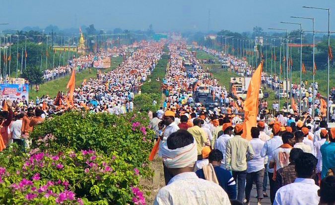 RRPSpeaks's tweet photo. अत्यंत पोटतिडकीने #मराठा आरक्षणाचा प्रश्न मांडणाऱ्या मनोज जरांगे-पाटलांनी आज लाखोंचा समाज आरक्षणासाठी एक करून दाखवला. त्यांच्या या #ऐतिहासिक सभेची दखल घेण्याऐवजी पेड ट्रोलर्सच्या माध्यमातून खोट्या तक्रारी करून जरांगे-पाटलांचे Facebook पेज बंद करणे, सभेच्या भागात नेटवर्क बंद करणे, आपल्या प्याद्यांच्या मार्फत जरांगे पाटलांवर आरोप करणे हे #महाराष्ट्राच्या सत्ताधाऱ्यांना शोभणारं नाही. काहीही करून आरक्षणाच्या मार्गात अडथळे आणण्यापेक्षा आपण सर्वजण सोबत आहोत हा विश्वास सरकारने #मराठा समाजाला द्यावा, ही विनंती!