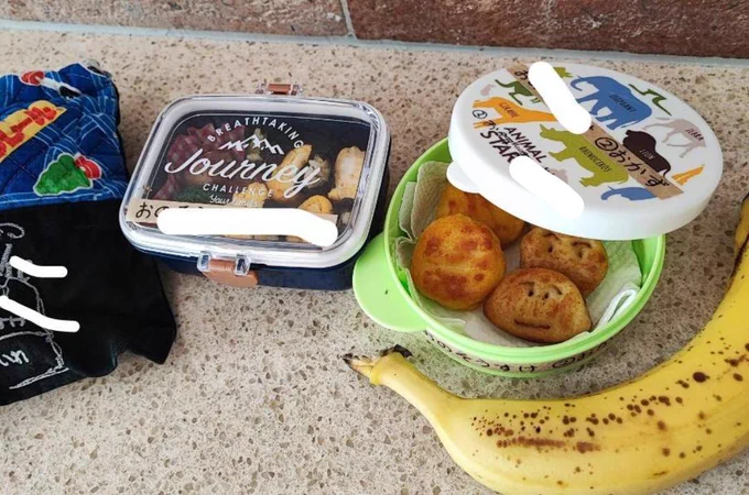 長男が少し偏食で給食からお弁当になった。

朝が少し忙しくなり、自分がご飯とお弁当を作り、奥さんが子供達に食べさせている。

夜は奥さんがご飯を作って、
食後に奥さんが手作りのカードを子供達にあげていた。
子供達が喜んでいた。

子育ては大変だけど協力し合えば楽しい事ばかりな気がする。 