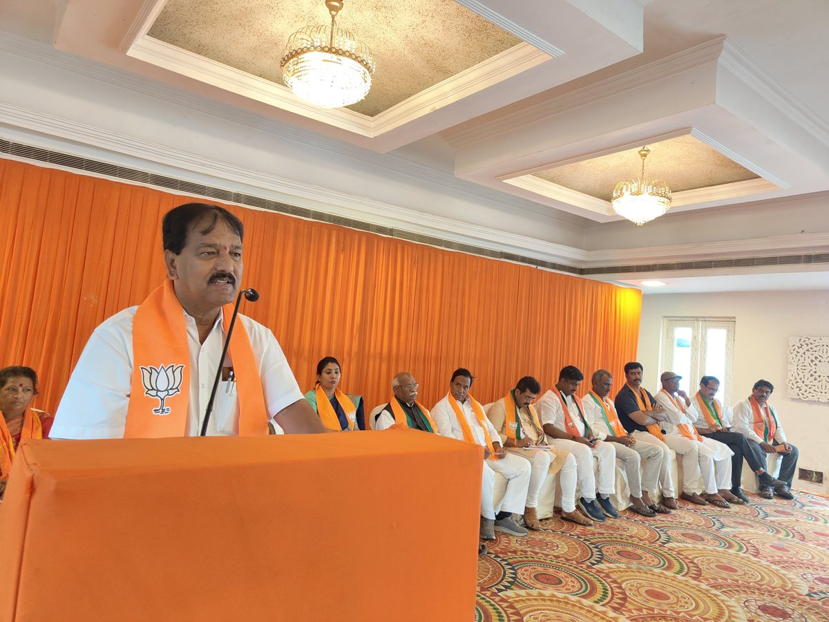 ShyamSunder_BJP's tweet photo. కంటోన్మెంట్ అసెంబ్లీ పోలింగ్ బూత్ అధ్యక్షులు, శక్తి కేంద్రం ఇంచార్జీలు, పోలింగ్ బూత్ కమిటీలతో సమావేశం ఏర్పాటు చేసి అసెంబ్లీ ఎన్నికల్లో చేపట్టాల్సిన వ్యూహాలపై దిశానిర్దేశం చేయడం జరిగింది. 
కార్యక్రమంలో రాజ్యసభ సభ్యులు,
గోవా రాష్ట్ర బిజెపి అధ్యక్షులు పార్లమెంట్ ప్రభారి శ్రీ @ShetSadanand  గారు, సికింద్రాబాద్ పార్లమెంట్ ఇంచార్జ్ @Naguraonamaji గారు పాల్గొన్నారు.

తెలంగాణ రాష్ట్రంలో బిజెపి గెలిచే మొట్టమొదటి అసెంబ్లీ కంటోన్మెంట్.
కంటోన్మెంట్ లో బిజెపి నాయకులు, కార్యకర్తలు తీవ్రంగా కష్టపడి పనిచేశారు.
ఇంకో 40 రోజులు కష్టపడితే మెజారిటీ తో ఎమ్మెల్యే గెలుస్తాం.
అభ్యర్థి ఎవరైనా మనం పని చేయాల్సింది కమలం గుర్తు కోసం, కమలం పువ్వు గుర్తును ప్రతీ ఇంటికి తీసుకువెళ్ళాల్సిన బాధ్యత ప్రతీ ఒక్కరిపై ఉంది.
రాష్ట్రంలో బిజెపి అధికారంలోకి రానుంది.