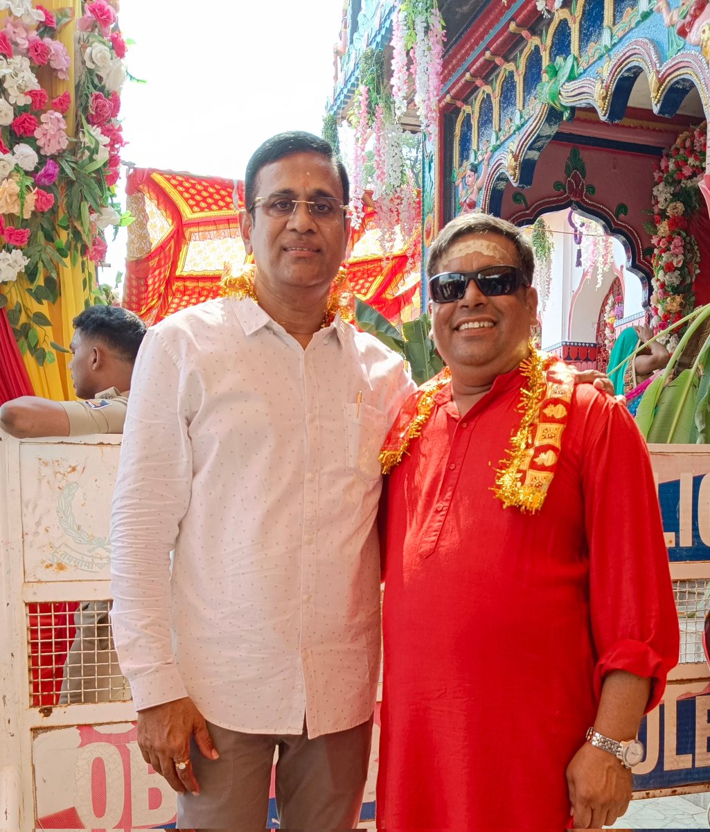 drkhuntia21's tweet photo. Took the blessings of Maa Samlei today on #Mahalaya, a very auspicious day. Maa #Samlei in #DhabalaBesa with dear Nagesh dada🙏 https://t.co/Nv08iYqS0Z