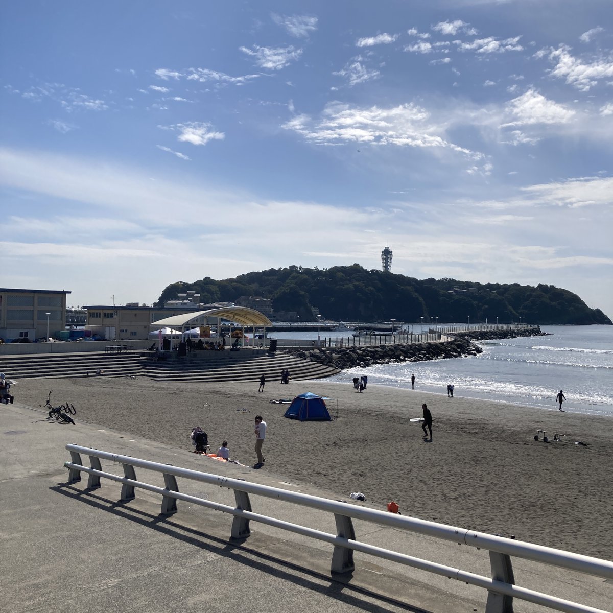 OkuyamanM's tweet photo. 改めて無事帰宅してます。
今日は江ノ島でPuzzRockfesでした。
12時過ぎから17時前まで大体は湘南Bitでお馴染みの全8バンドでした。
着いた頃は晴れてたのですが、終わる頃には日暮れ＆曇りでした。
やはりトリのDoxieは圧巻でしたね。
バカ上手いけどインストだから対バン選び苦労してそう。 https://t.co/QJQrK61xOd