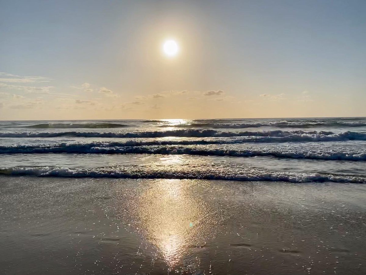 joelsm's tweet photo. Does The Idiot Plan To Walk Around Australia? https://t.co/yc20SsF8mV #travel #walking #Australia #beaches https://t.co/4T3eemdLFv