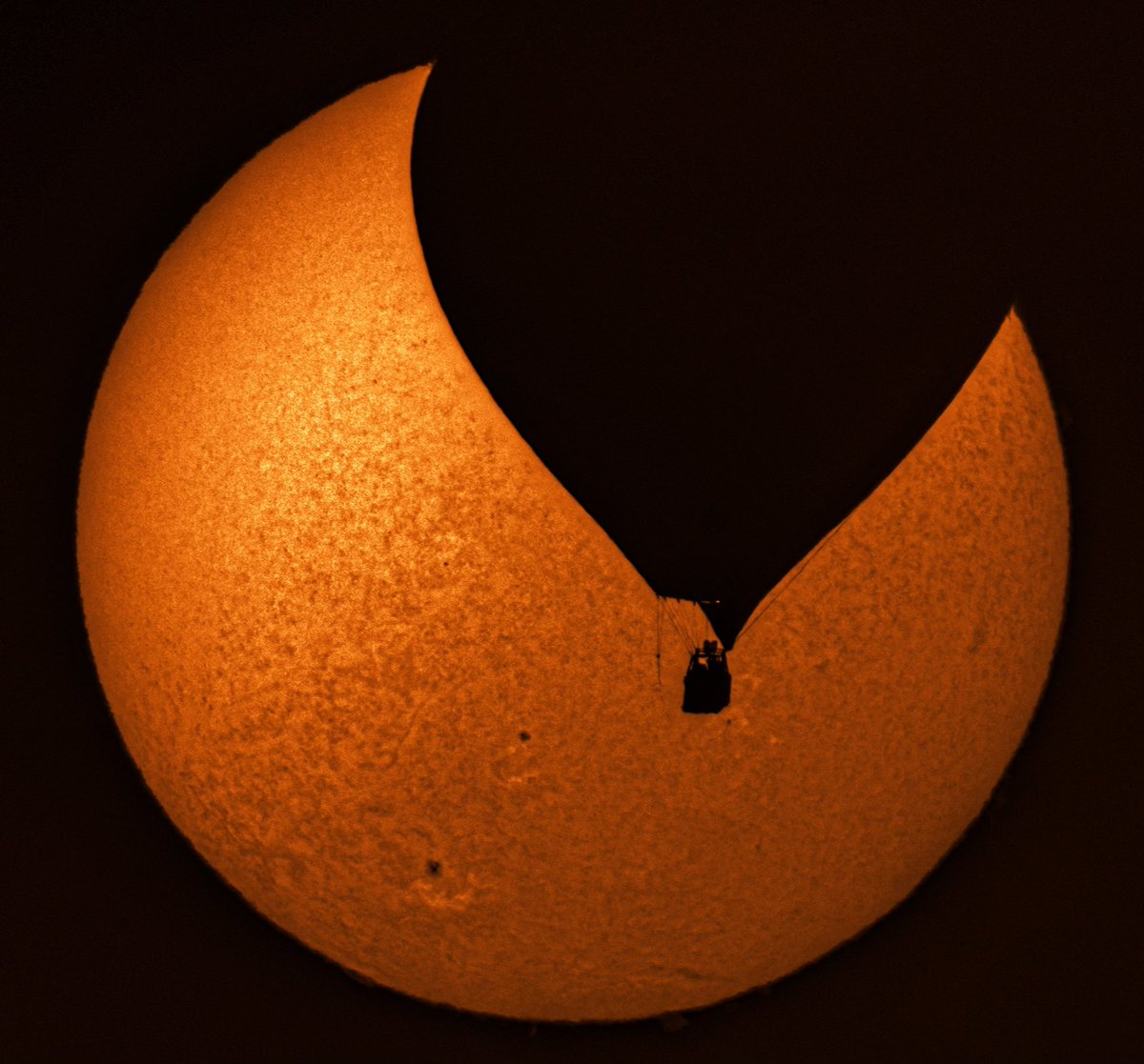 hthroop's tweet photo. Warmup today in New Mexico for the annular solar eclipse tomorrow! #BalloonFiesta
#AlbuquerqueBallonFiesta #SolarEclipse2023
#SolarEclipse @LuntSolar https://t.co/Ntf54sR8qO